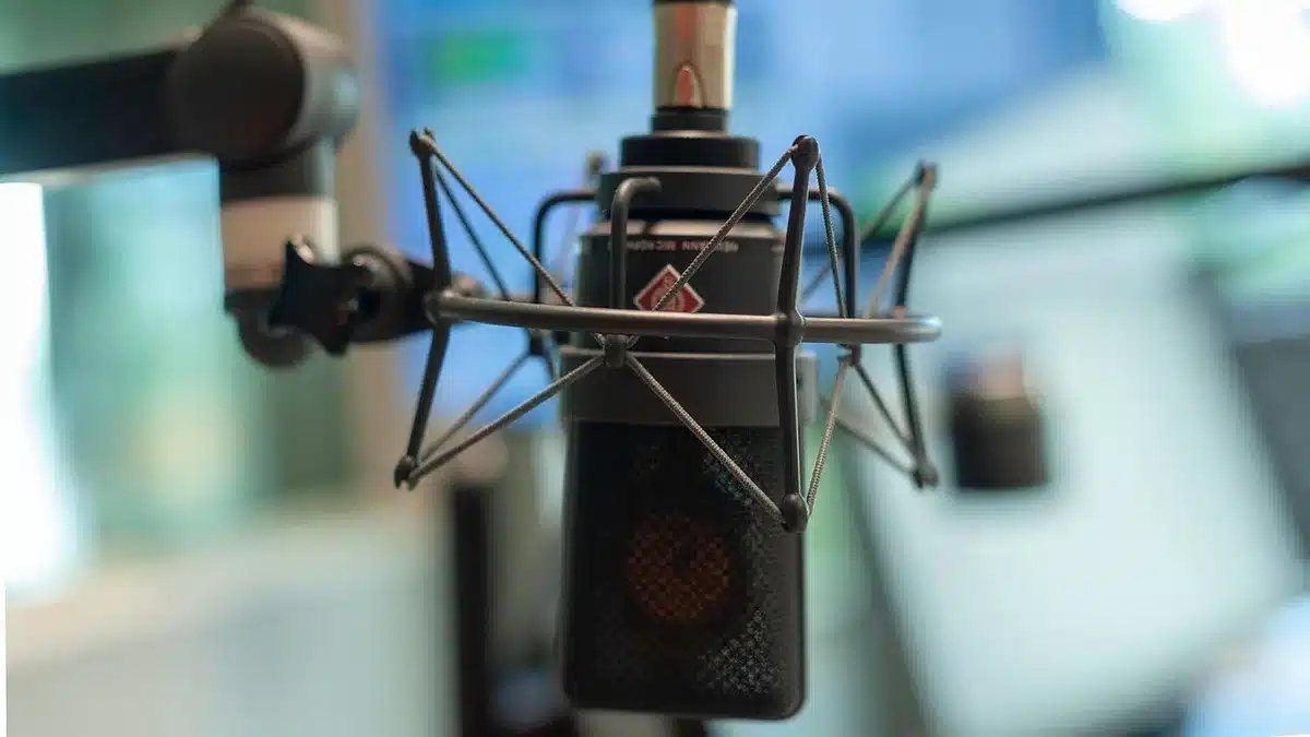 Microfono e cuffie in uno studio radio mentre si registra un'intervista sportiva