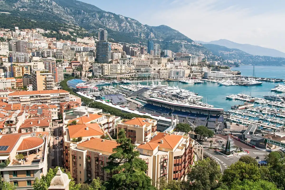 Allenamento su campo da tennis a Montecarlo con giocatore anonimo