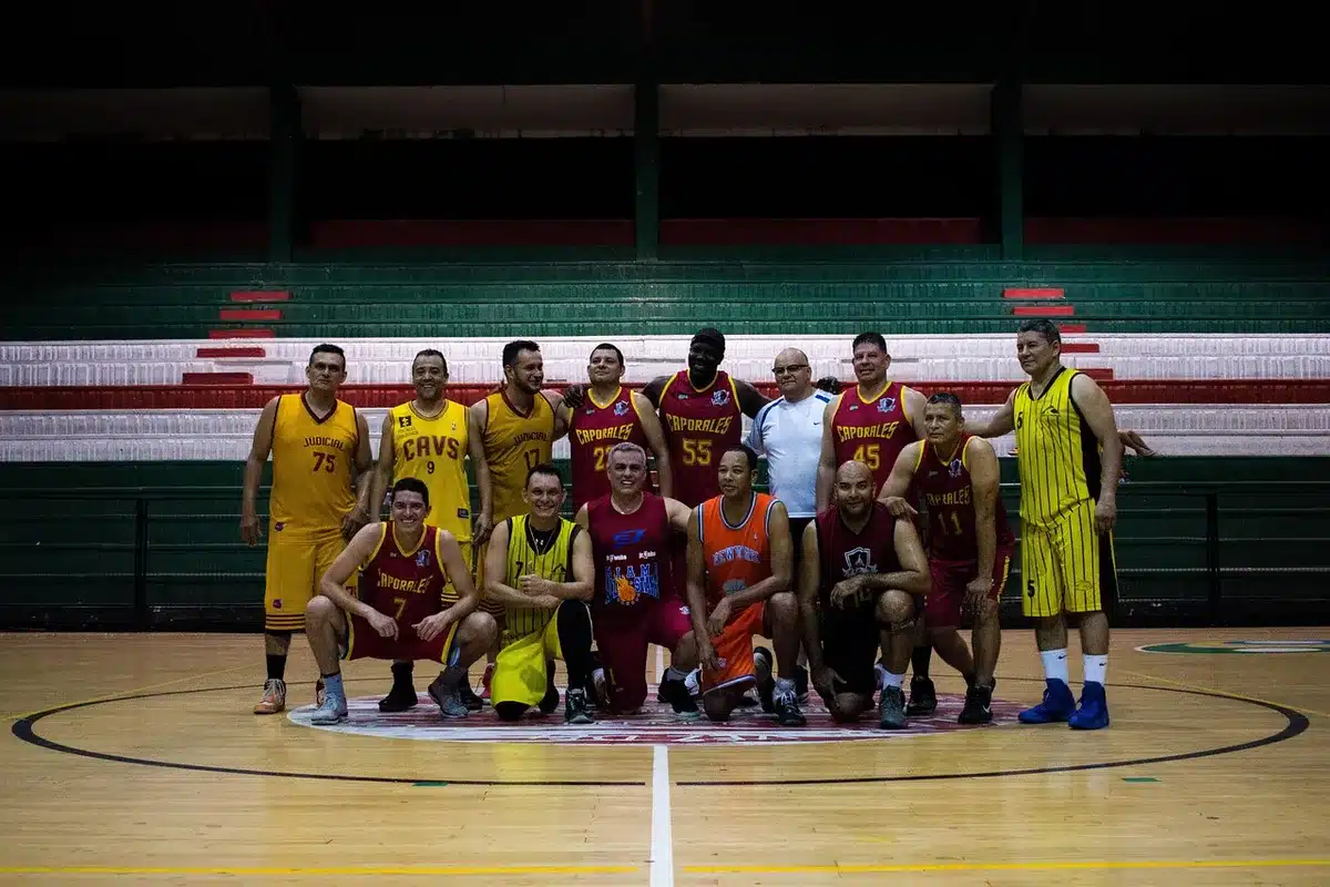 Squadra in time-out che discute schemi offensivi