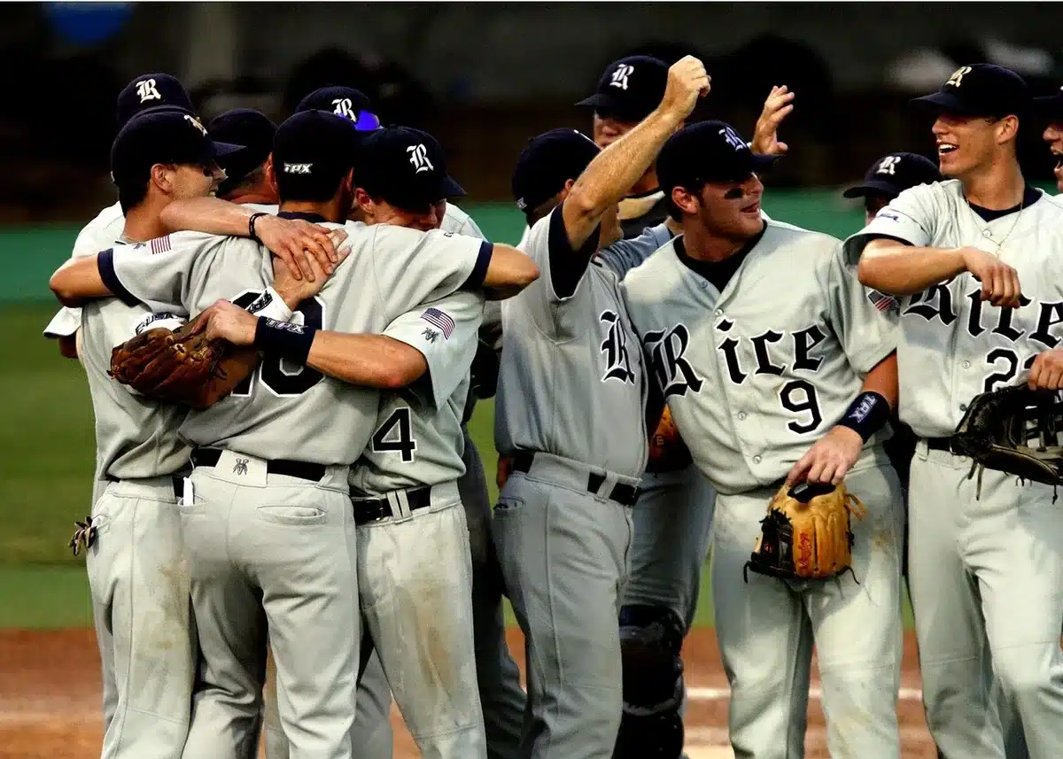 Giocatori di una squadra festeggiano una vittoria in trasferta