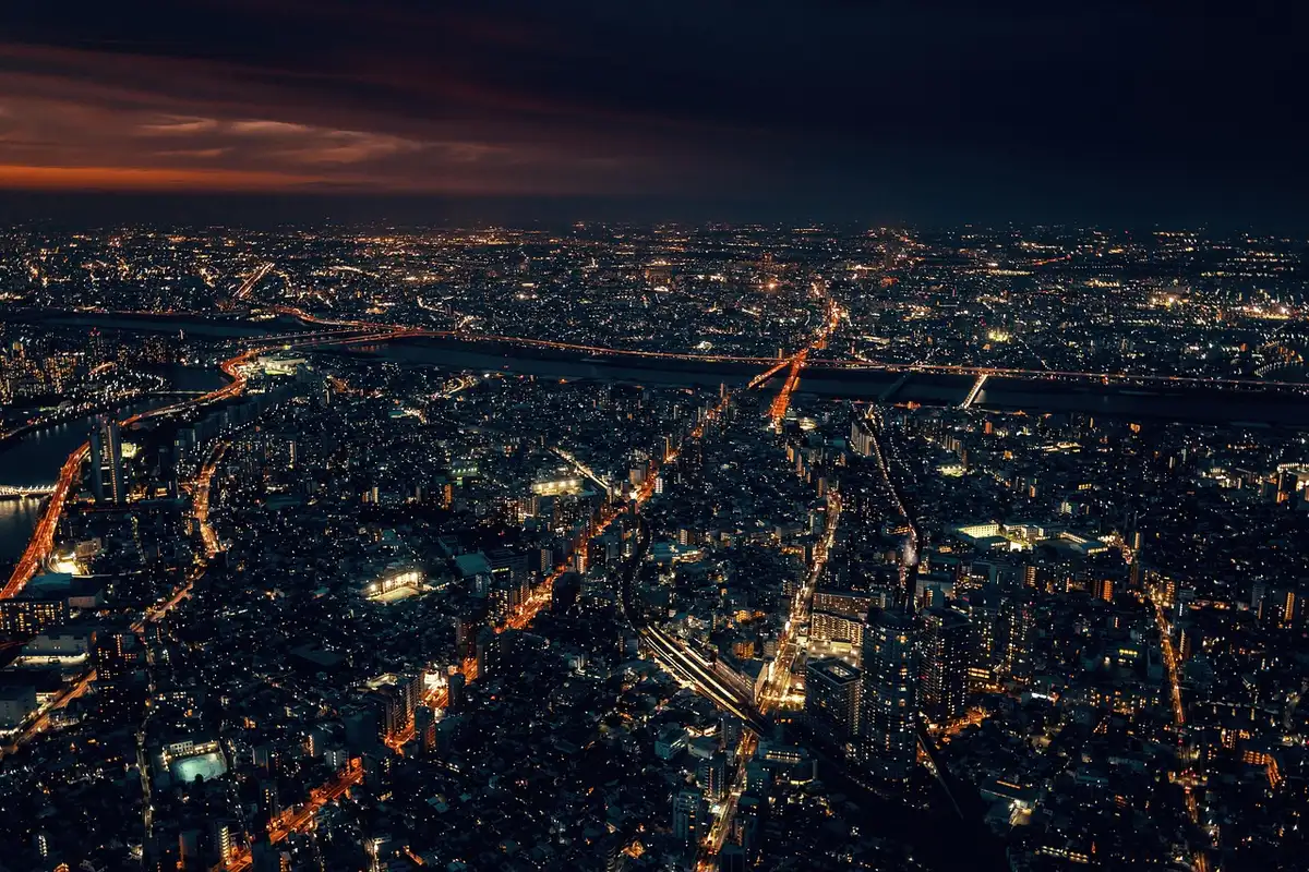 Strada tradizionale di Tokyo con ristoranti e luci serali