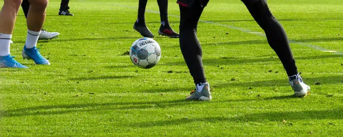 Calciatore che lascia il campo per problema muscolare