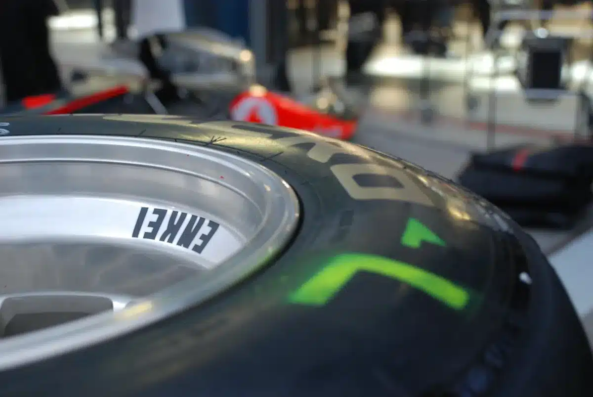 crew al pit stop che cambia le gomme durante una gara