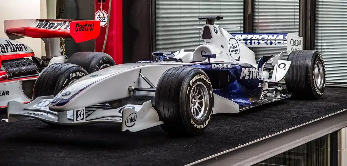 Monoposto in rettilineo durante un test ad alta velocità