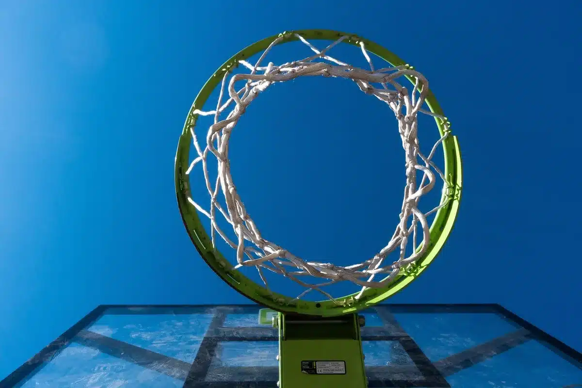 Tabellone elettronico che mostra il punteggio finale di una partita di basket