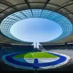 Silhouette di una seduta di allenamento di calcio in uno stadio vuoto