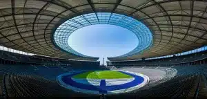 Silhouette di una seduta di allenamento di calcio in uno stadio vuoto