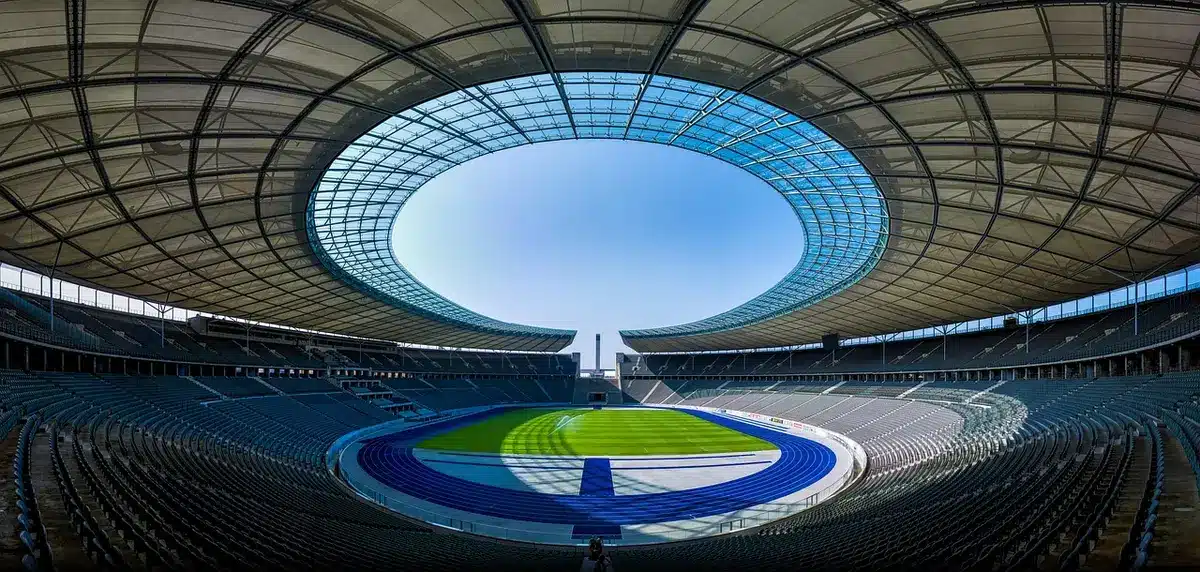 Silhouette di una seduta di allenamento di calcio in uno stadio vuoto