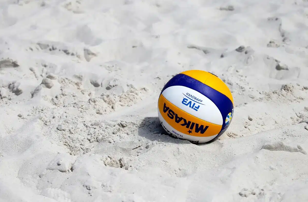 Silhouette di giocatrici di pallavolo che festeggiano vicino alla rete in un palazzetto