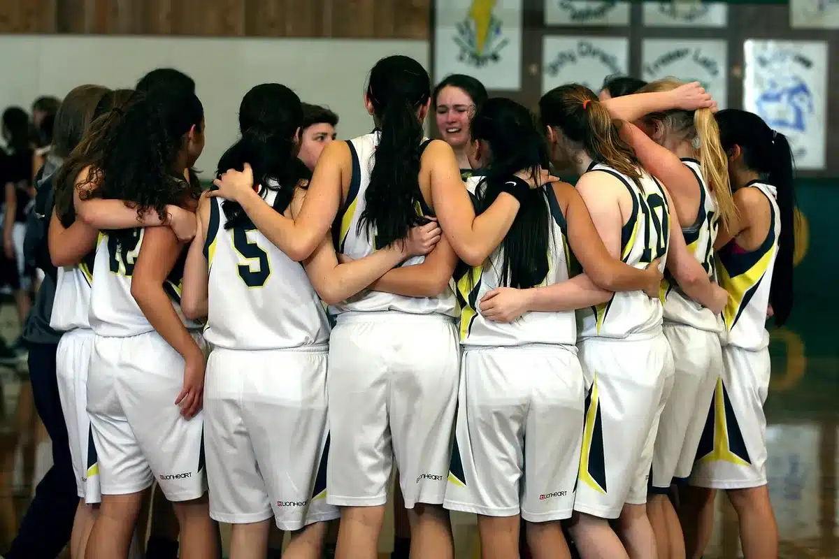 Squadra in azione sul parquet durante i primi minuti della partita