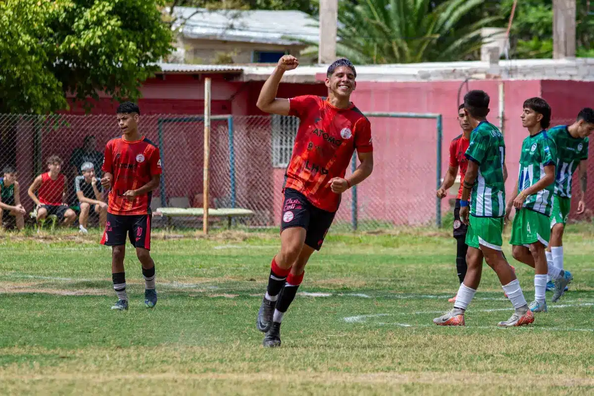 Giocatore esordiente che esulta dopo il gol senza mostrare il volto