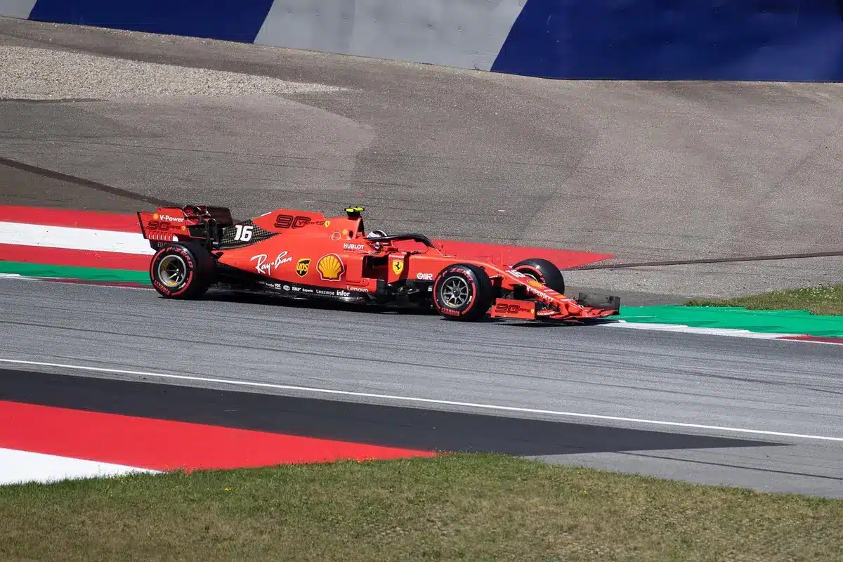 Auto di Formula 1 in pista durante una vittoria, con fuochi d'artificio sullo sfondo